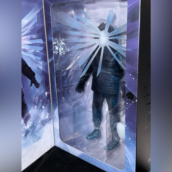 NECA The Thing SDCC Lenticular Cover & The Thing MacReady Outpost 31 7" Figures - Picture 6 of 16